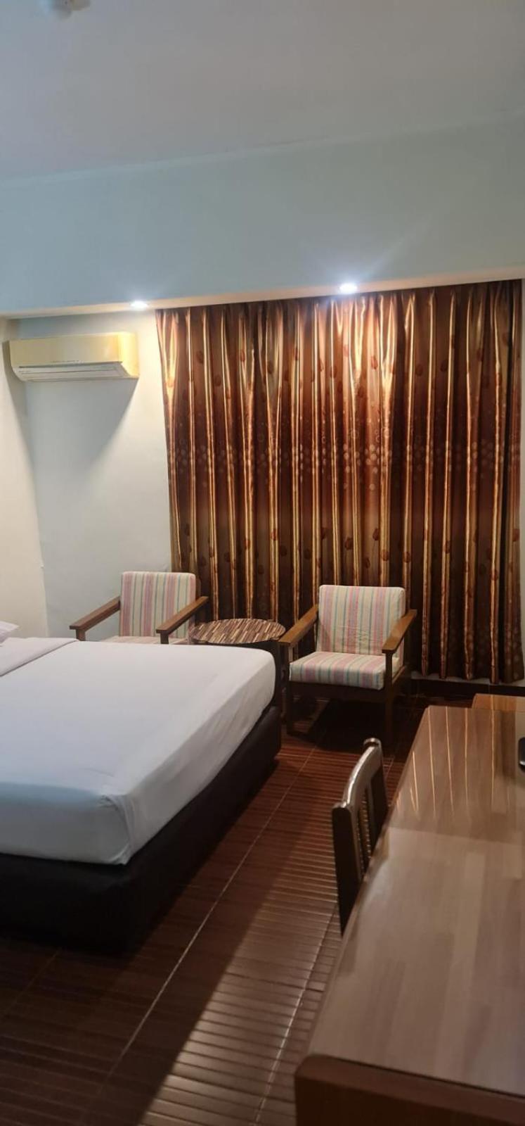 Paradise Hotel Tanjung Pinang Buitenkant foto
