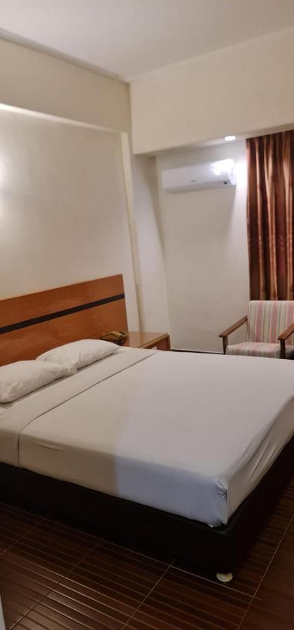 Paradise Hotel Tanjung Pinang Buitenkant foto