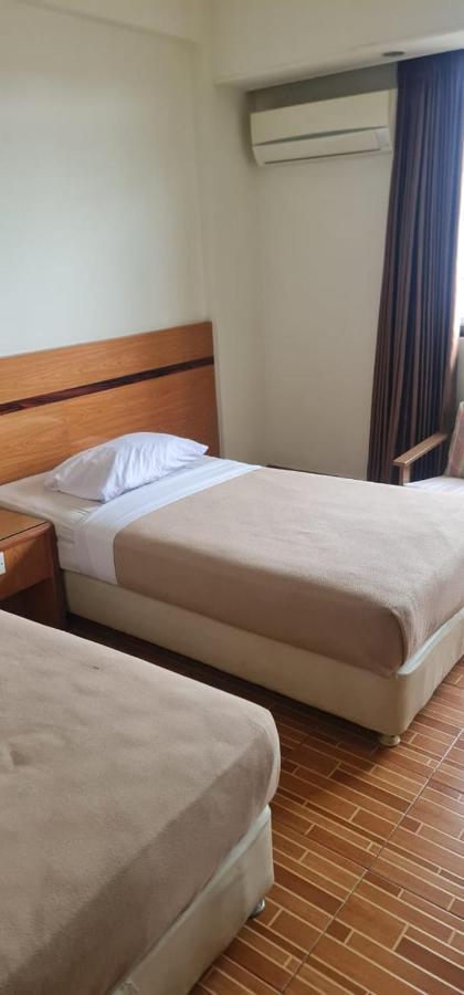Paradise Hotel Tanjung Pinang Buitenkant foto